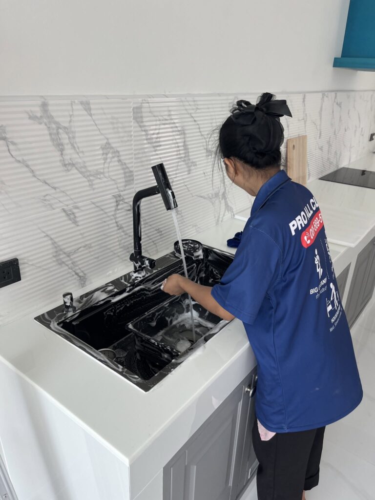 รับทําความสะอาดบ้าน คอนโด โรงแรม พลูวิลล่า พัทยา ห้องครัว
