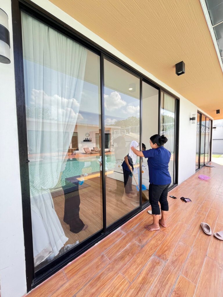 รับทําความสะอาดบ้าน คอนโด โรงแรม พลูวิลล่า พัทยา เช็ดกระจก